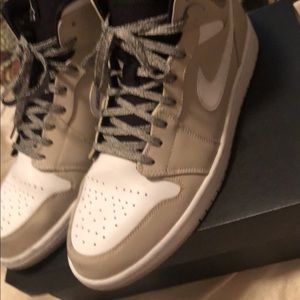 Jordan 1 mid in size 11.5
